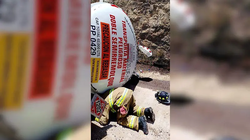 Vuelca pipa de doble remolque en la supercarretera Durango-Mazatlán